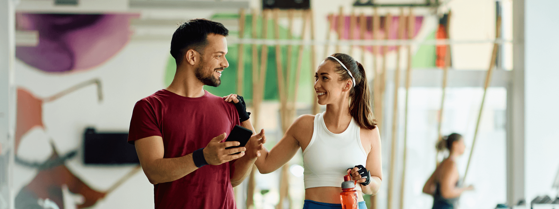 Junges Paar kommuniziert nach dem Sport