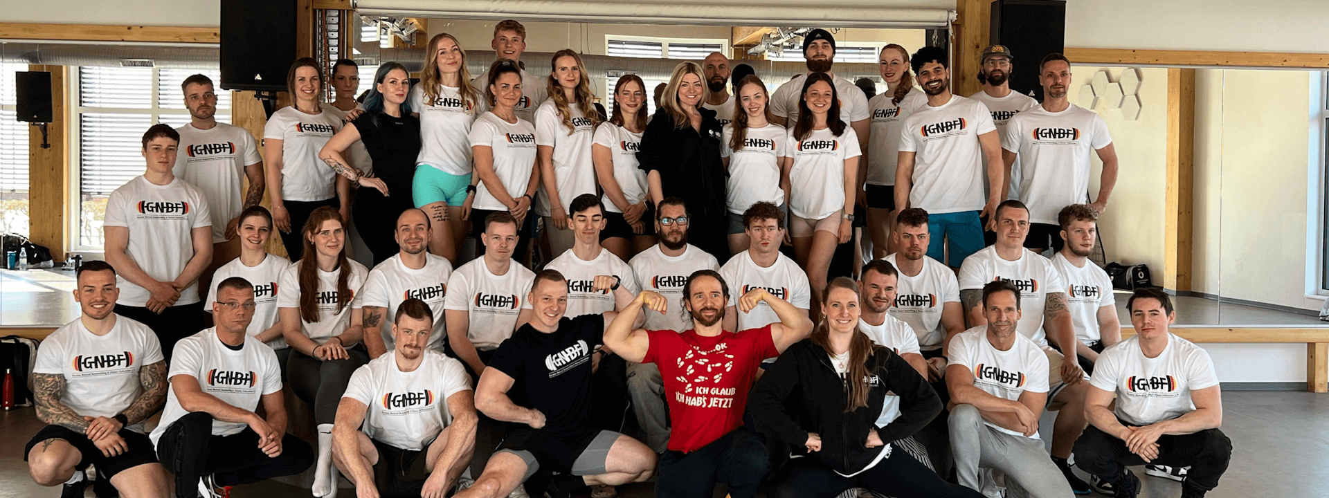 Junge Frau zeigt trainiertem Mann ihre Aufzeichnungen